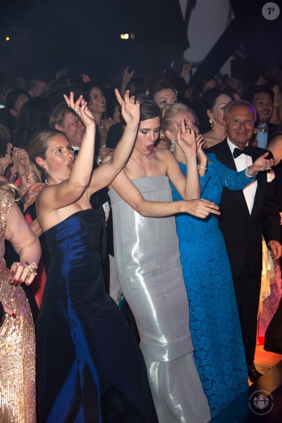 Charlotte Casiraghi, déchaînée, parmi les convives qui ont pris d'assaut la piste de danse quand Mika a fait son show lors du Bal de la Rose le 29 mars 2014 à Monaco
