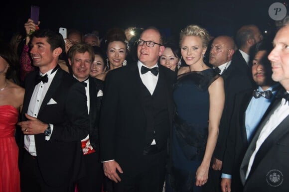 Le prince Albert et Charlene parmi les convives qui ont pris d'assaut la piste de danse quand Mika a fait son show lors du Bal de la Rose le 29 mars 2014 à Monaco