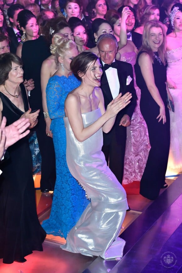 Charlotte Casiraghi parmi les convives qui ont pris d'assaut la piste de danse quand Mika a fait son show lors du Bal de la Rose le 29 mars 2014 à Monaco