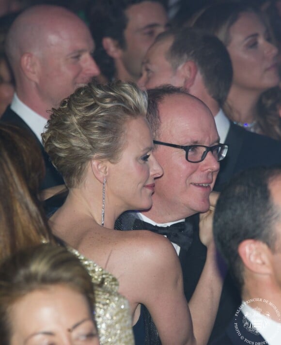 Charlene et Albert de Monaco parmi les convives ont pris d'assaut la piste de danse quand Mika a fait son show lors du Bal de la Rose le 29 mars 2014 à Monaco