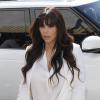 Coiffures de stars avec une frange : comme Kim Kardashian misez sur des cheveux long et un brushing ondulé parfait