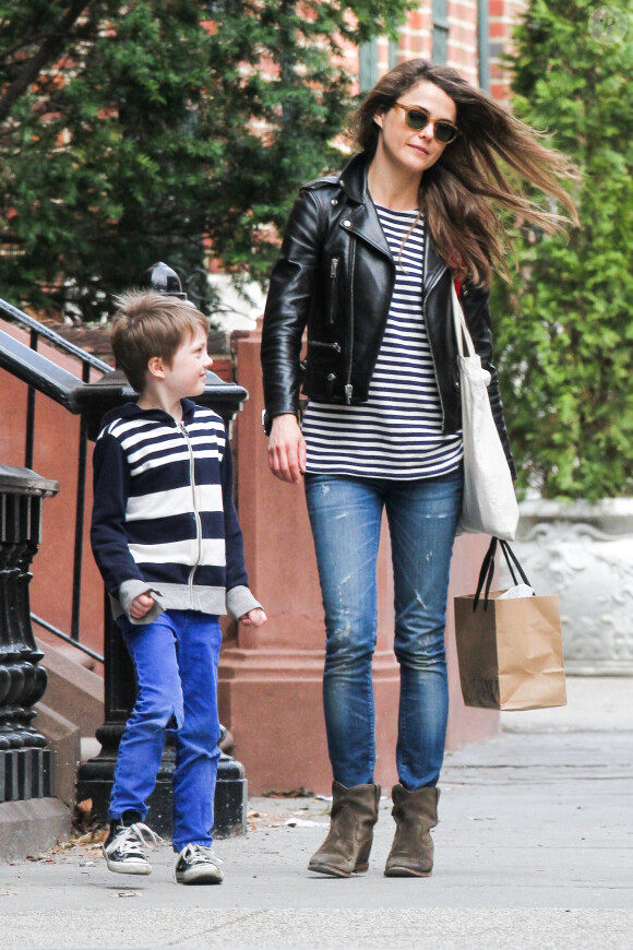 Keri Russell avec son fils River à New York, le 1er avril 2014.