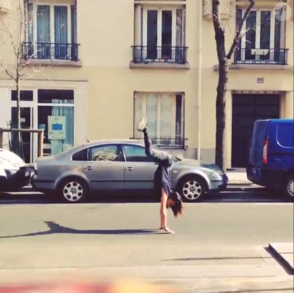Shy'm se fait renverser par une voiture, une vidéo déroutante postée par l'artiste sur Instagram le 1er avril 2014