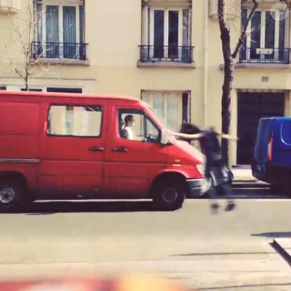 Shy'm se fait renverser par une voiture - un poisson d'avril renversant de la chanteuse, le 1er avril 2014
