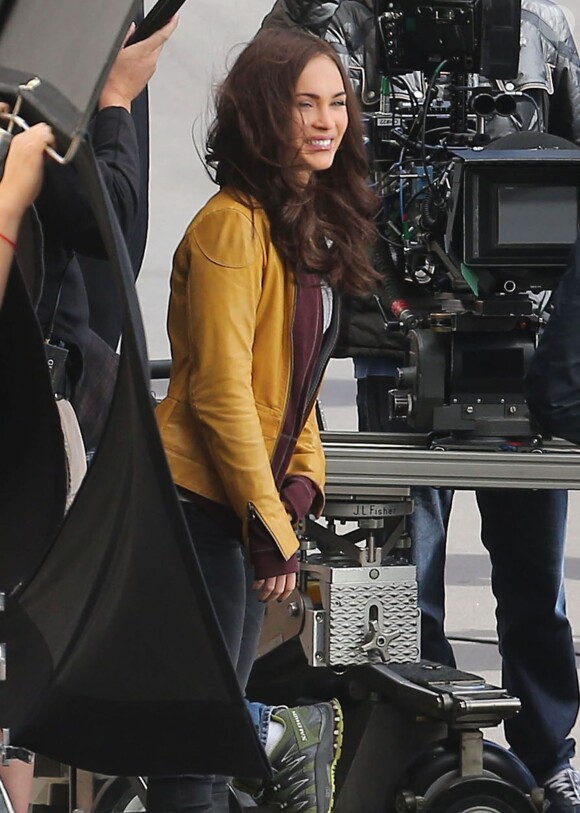 Megan Fox sur le tournage du film "Teenage Mutant Ninja Turtles" à Los Angeles le 2 avril 2014. Le mari de Megan, Brian Austin Green est venu sur le tournage.