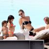 Kate Moss et sa fille Lila profitent de la piscine de leur hôtel au Brésil, à Rio, le 3 avril 2014