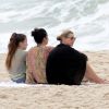 Kate Moss et sa jolie fille Lila Grace ont passé de beaux moments sur la plage à Rio le 3 avril 2014