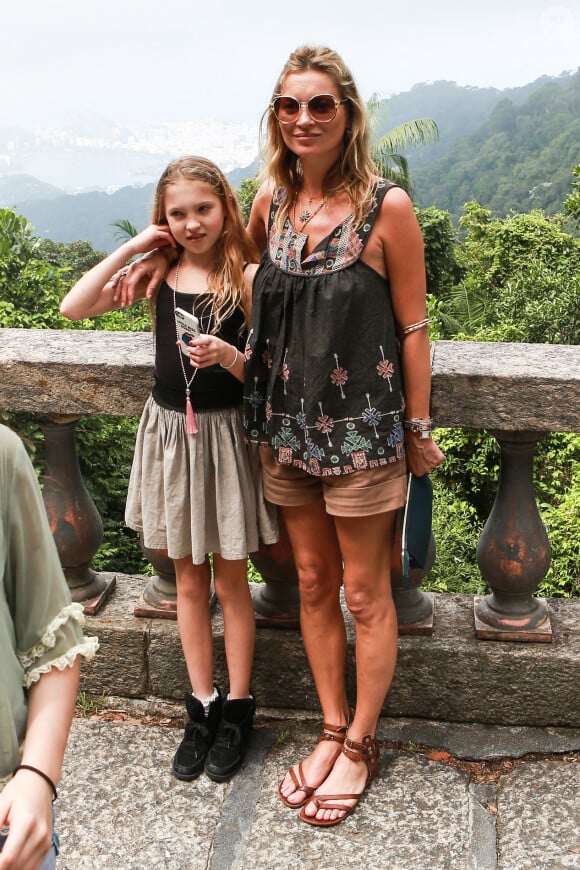 Le top britannique Kate Moss et sa fille Lila ont joué les parfaites touristes à Rio le 3 avril 2014