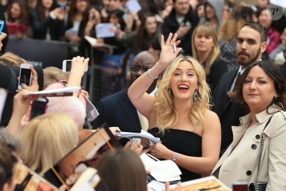 Kate Winslet signe des autographes à la première du film "Divergente" à Londres, le 30 mars 2014.