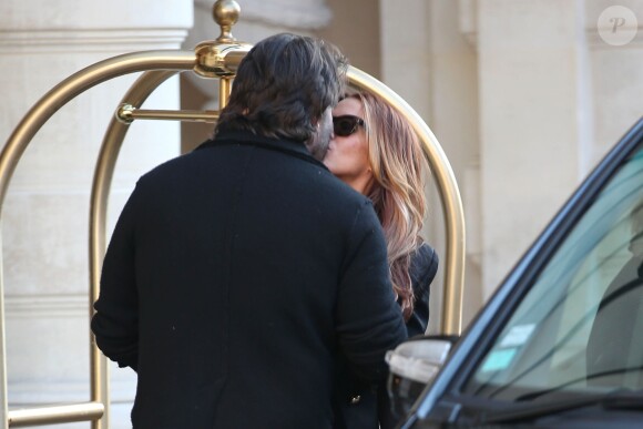 Exclusif - Poppy Montgomery et son compagnon Shawn Sanford à la sortie de leur hôtel à Paris, le 10 decembre 2013.