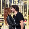 Poppy Montgomery et Shawn Sanford s'embrassent devant le château de Versailles, le 22 septembre 2012.