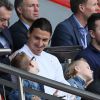 Le footballeur du PSG Zlatan Ibrahimovic et ses fils Maximilian et Vincent assistent au match de football PSG-Reims, au Parc des Princes à Paris le 5 avril 2014.