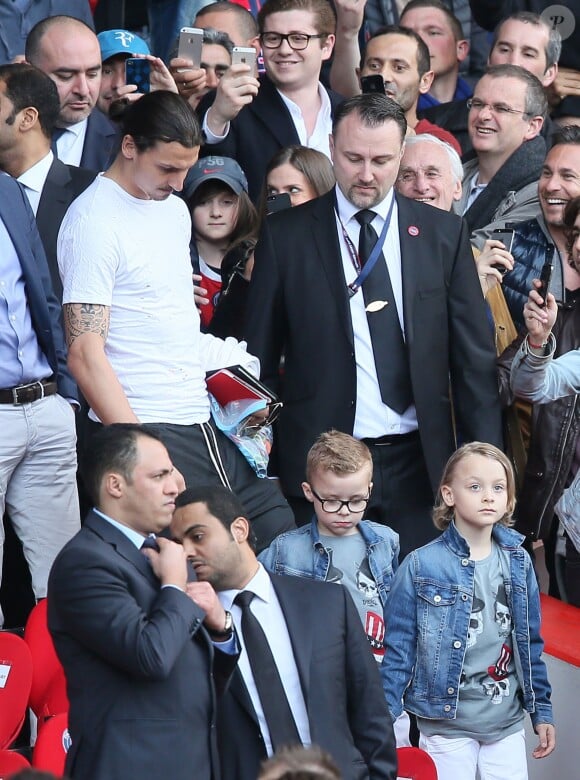 Zlatan Ibrahimovic et ses fils Maximilian et Vincent assistent au match de football PSG-Reims, au Parc des Princes à Paris le 5 avril 2014.