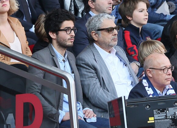 Enrico Macias assiste au match de football PSG-Reims, au Parc des Princes à Paris le 5 avril 2014.