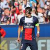 Le capitaine du PSG, Thiago Silva victime d'une fracture de l'os zygomatique porte un masque de protection en carbone lors du match de football PSG-Reims, au Parc des Princes à Paris le 5 avril 2014.