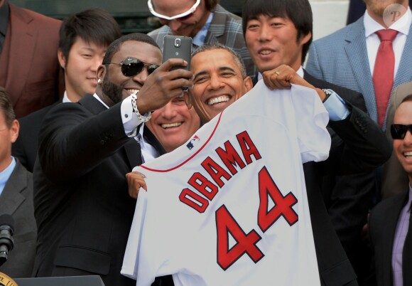 Le président Barack Obama accepte de faire un selfie avec David Ortiz, à la Maison Blanche, le 1er avril 2014.
