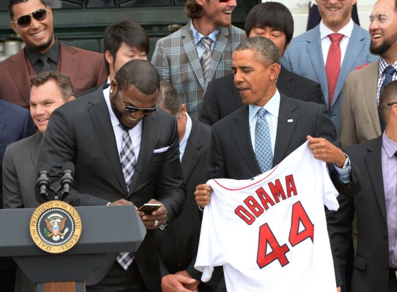 Barack Obama accepte de faire un selfie avec David Ortiz, à la Maison Blanche, le 1er avril 2014.
