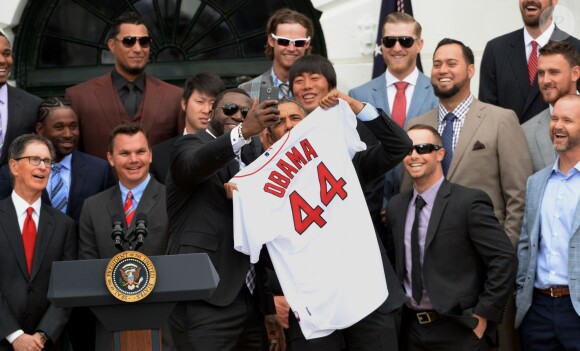 Barack Obama accepte de faire un selfie avec le joueur David Ortiz, à la Maison Blanche, le 1er avril 2014.