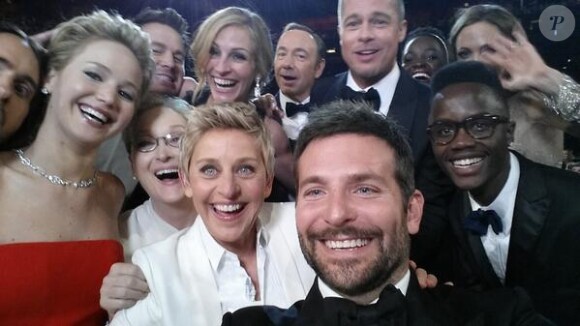 Le selfie de stars par Ellen DeGeneres pendant la 36e cérémonie des Oscars le 2 mars 2014.