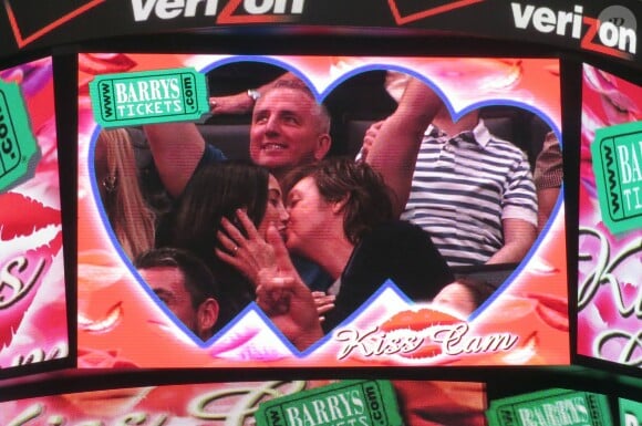 Paul McCartney et sa femme Nancy Shevell échangent un doux baiser lors d'un match de basket à Los Angeles, le 6 avril 2014. Lorsque la kiss cam se pose sur vous, c'est la règle, il faut s'embrasser !