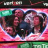 Paul McCartney et sa femme échangent un baiser lors d'un match de basket à Los Angeles, le 6 avril 2014. Lorsque la kiss cam se pose sur vous, c'est la règle, il faut s'embrasser !