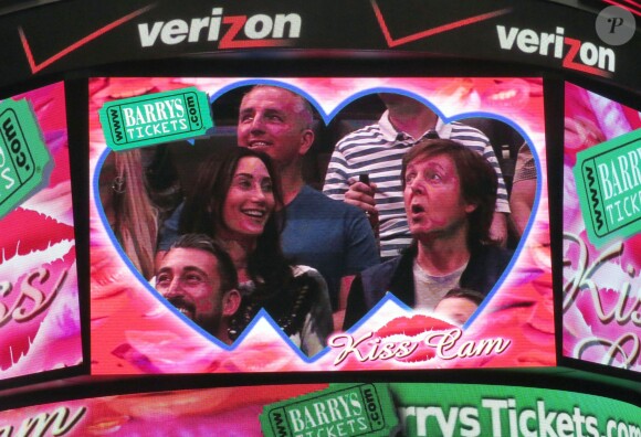 Paul McCartney et sa femme échangent un baiser lors d'un match de basket à Los Angeles, le 6 avril 2014. Lorsque la kiss cam se pose sur vous, c'est la règle, il faut s'embrasser !