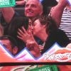 Paul McCartney et sa femme Nancy Shevell échangent un baiser lors d'un match de basket à Los Angeles, le 6 avril 2014. Lorsque la kiss cam se pose sur vous, c'est la règle, il faut s'embrasser !