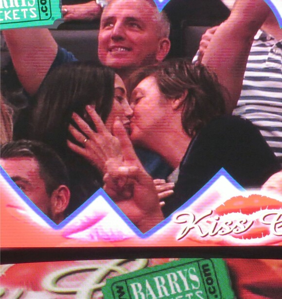 Paul McCartney et sa femme Nancy Shevell échangent un baiser lors d'un match de basket à Los Angeles, le 6 avril 2014. Lorsque la kiss cam se pose sur vous, c'est la règle, il faut s'embrasser !