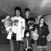 Paul McCartney et Linda avec leurs enfants : Stella, Heather et Mary. En 1973 à Londres.