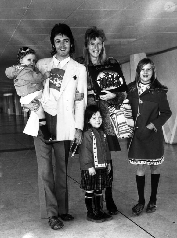Paul McCartney et Linda avec leurs enfants : Stella, Heather et Mary. En 1973 à Londres.