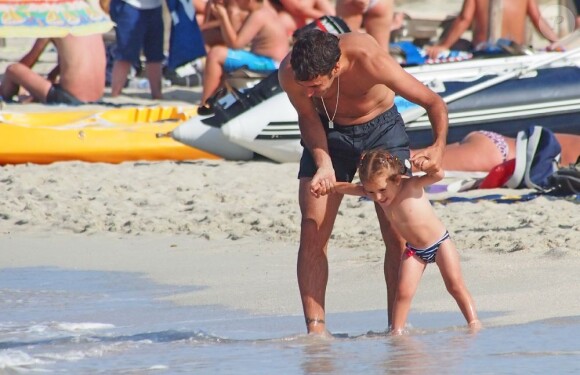 Raúl et sa petite dernière Maria en vacances sur la petite île de Formentera dans l'archipel des Baléares le 15 juin 2012