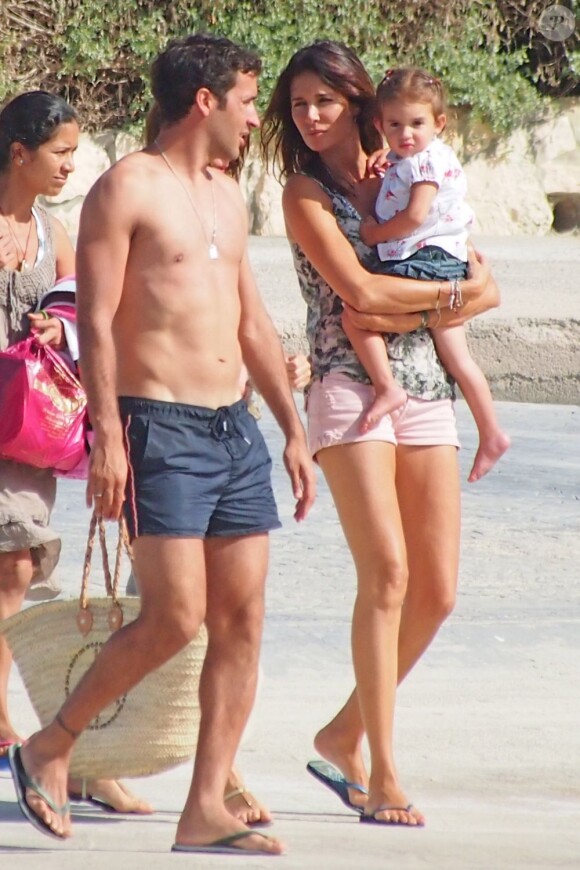 Raúl, sa femme Mamen Sanz et leur petite dernière Maria en vacances sur la petite île de Formentera dans l'archipel des Baléares le 15 juin 2012