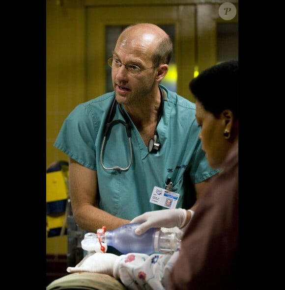 L'acteur Anthony Edwards lorsqu'il jouait le rôle de Mark Greene dans la série Urgences.