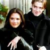 Victoria Adams (Posh Spice) ravie à l'annonce de ses fiançailles avec David Beckham. Vous l'avez vu le sourire d'enfer, là ?
Janvier 1998