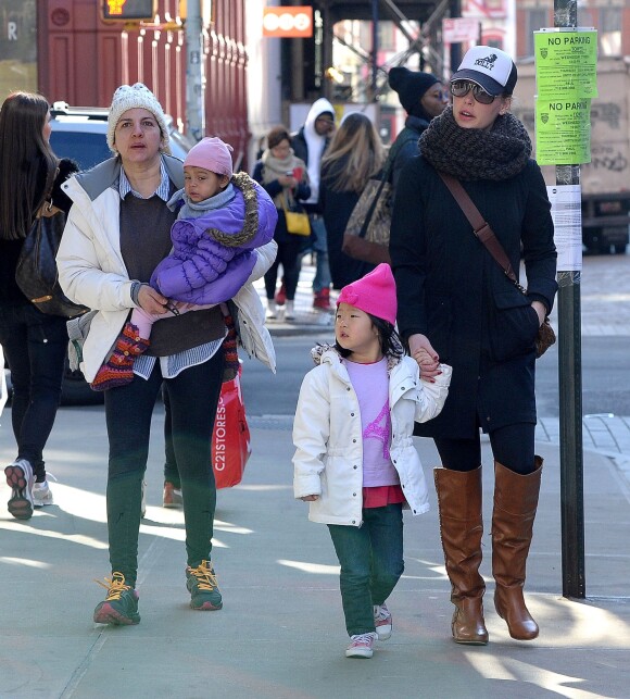 Katherine Heigl se balade avec ses filles Naleigh et Adalaide dans les rues de New York, le 18 mars 2014.