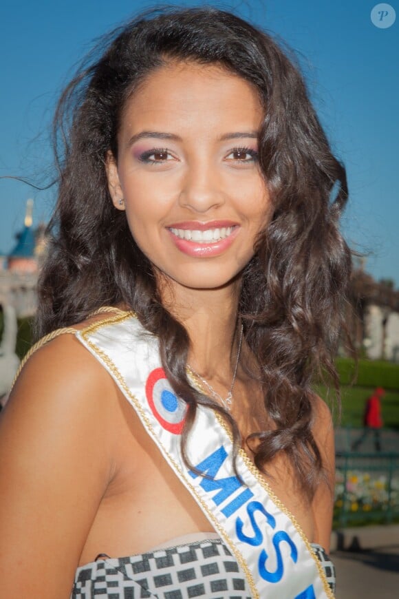 Miss France 2014, Flora Coquerel - Cérémonie pour le cinquantenaire de l'attraction "It's a small world", en partenariat avec l'Unicef, à Euro Disney à Marne-la-Vallée. Le 10 avril 2014.