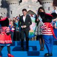 Flora Coquerel (Miss France 2014) et Vincent Niclo - Cérémonie pour le cinquantenaire de l'attraction "It's a small world", en partenariat avec l'Unicef, à Euro Disney à Marne-la-Vallée. Le 10 avril 2014.
