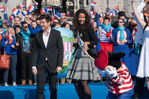 Flora Coquerel (Miss France 2014) et le chanteur Vincent Niclo - Cérémonie pour le cinquantenaire de l'attraction "It's a small world", en partenariat avec l'Unicef, à Euro Disney à Marne-la-Vallée. Le 10 avril 2014.