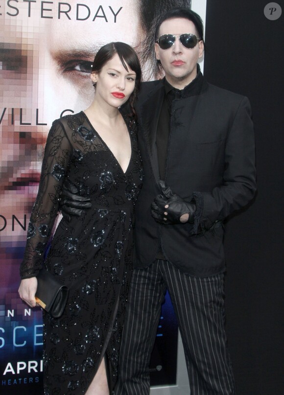 Marilyn Manson et sa petite amie Lindsay Usich lors de la première de Transcendence au Regency Village Theatre à Los Angeles, le 10 avril 2014.