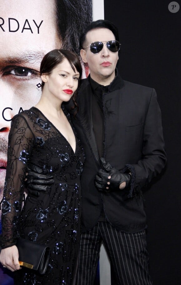 Marilyn Manson et sa petite-amie Lindsay Usich lors de la première de Transcendence au Regency Village Theatre à Los Angeles, le 10 avril 2014.