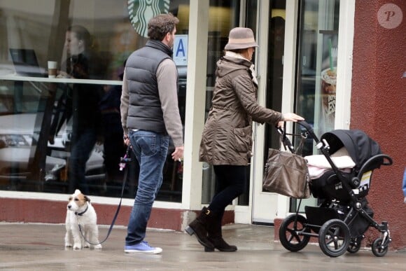 La princesse Madeleine de Suède, son mari Chris O'Neill et leur fille Leonore en promenade avec leur chien Zorro à New York, le 29 mars 2014.