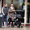 La princesse Madeleine de Suède, son mari Chris O'Neill et leur fille Leonore en promenade avec leur chien Zorro à New York, le 29 mars 2014.