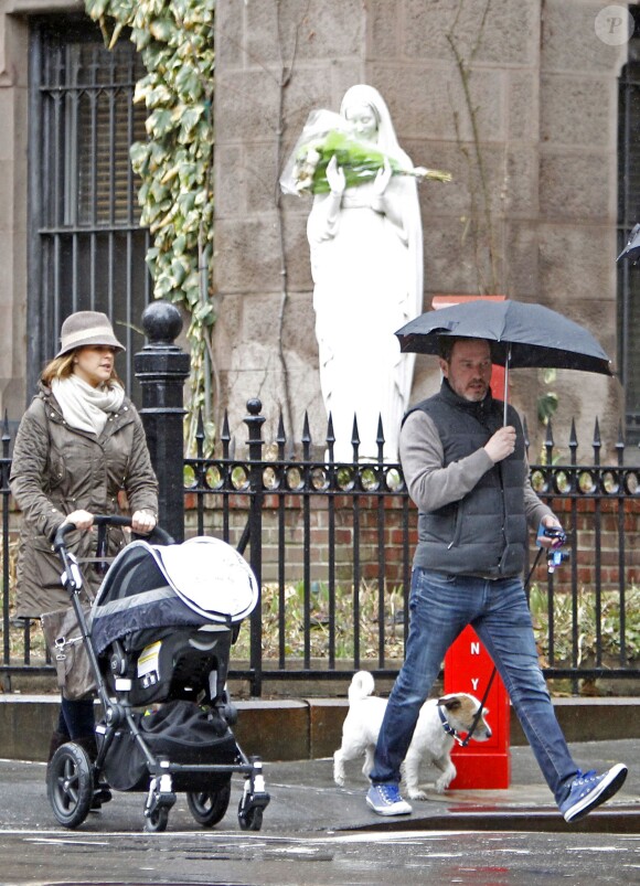 La princesse Madeleine de Suède, son mari Chris O'Neill et leur fille Leonore en promenade avec leur chien Zorro à New York, le 29 mars 2014.