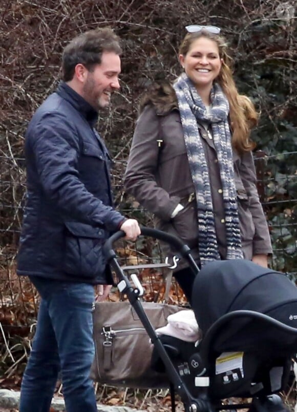 Exclusif - La princesse Madeleine et son mari Chris O'Neill radieux avec leur fille Leonore lors d'une promenade à New York le 30 mars 2014.