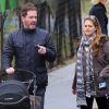 Exclusif - La princesse Madeleine et son mari Chris O'Neill en pleine conversation lors d'une promenade avec leur bébé Leonore et Zorro à New York le 30 mars 2014.
