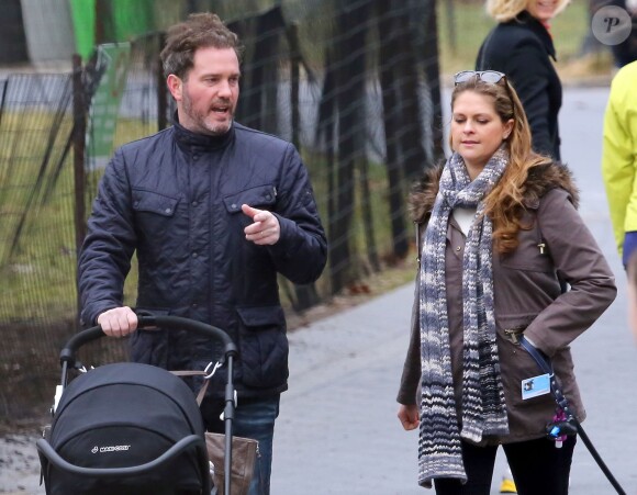 Exclusif - La princesse Madeleine et son mari Chris O'Neill en pleine conversation lors d'une promenade avec leur bébé Leonore et Zorro à New York le 30 mars 2014.