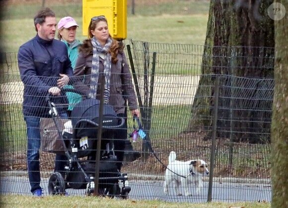 Exclusif - La princesse Madeleine, qui tient en laisse son chien Zorro, son mari Chris O'Neill et leur bébé Leonore lors d'une promenade à New York le 30 mars 2014.