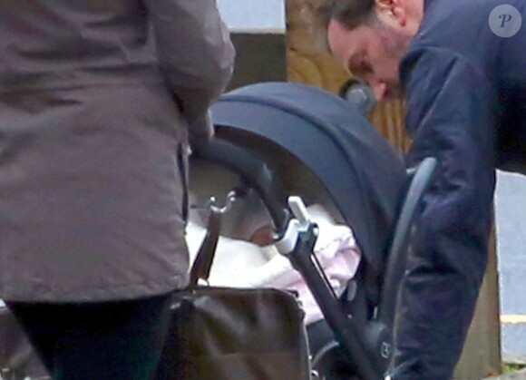 Exclusif - Chris O'Neill veille sur Leonore lors d'une promenade à New York le 30 mars 2014.