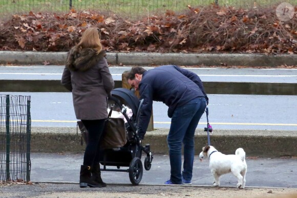 Exclusif - Zorro n'en perd pas une miette... La princesse Madeleine, son mari Chris O'Neill et leur bébé Leonore lors d'une promenade à New York le 30 mars 2014.