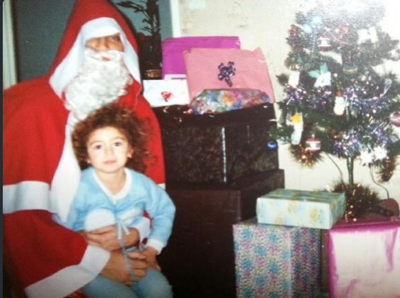 Rachel Legrain-Trapani enfant avec le Père Noël.